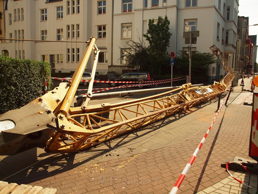 Baukran umgestuerzt Koeln Suelz Suelzguertel P055.JPG